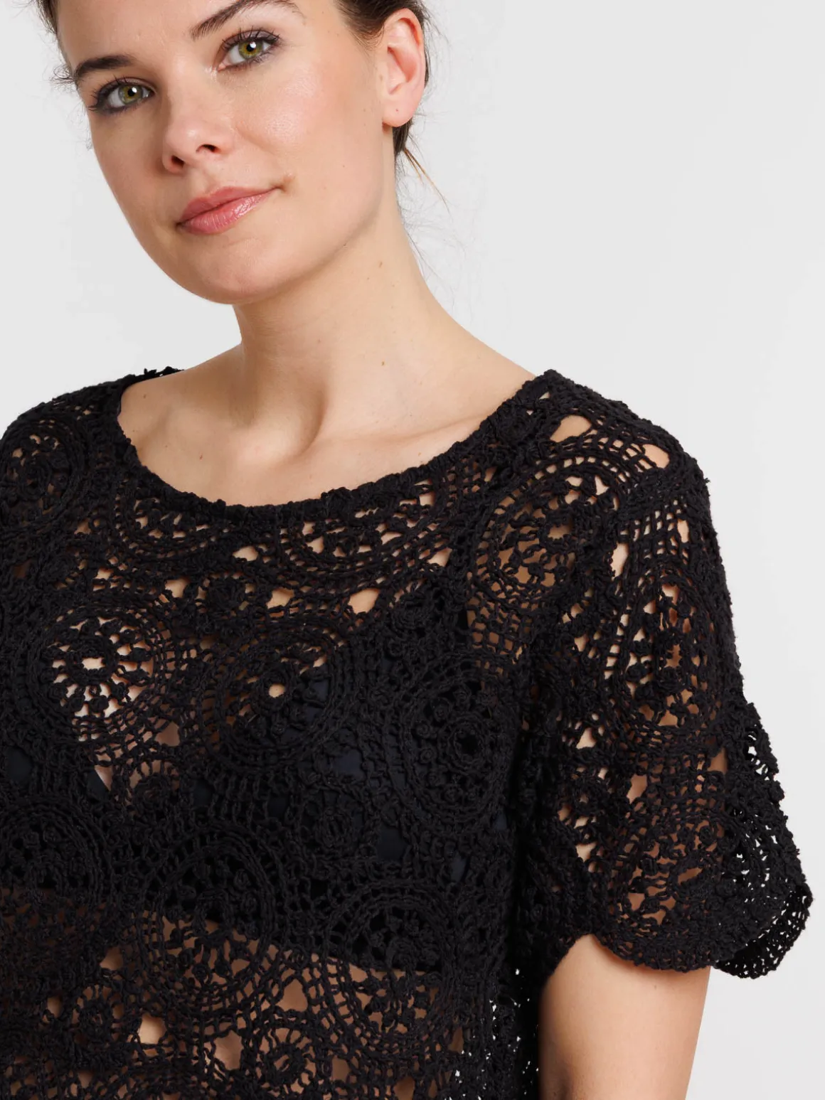 Blouse noire en crochet femme