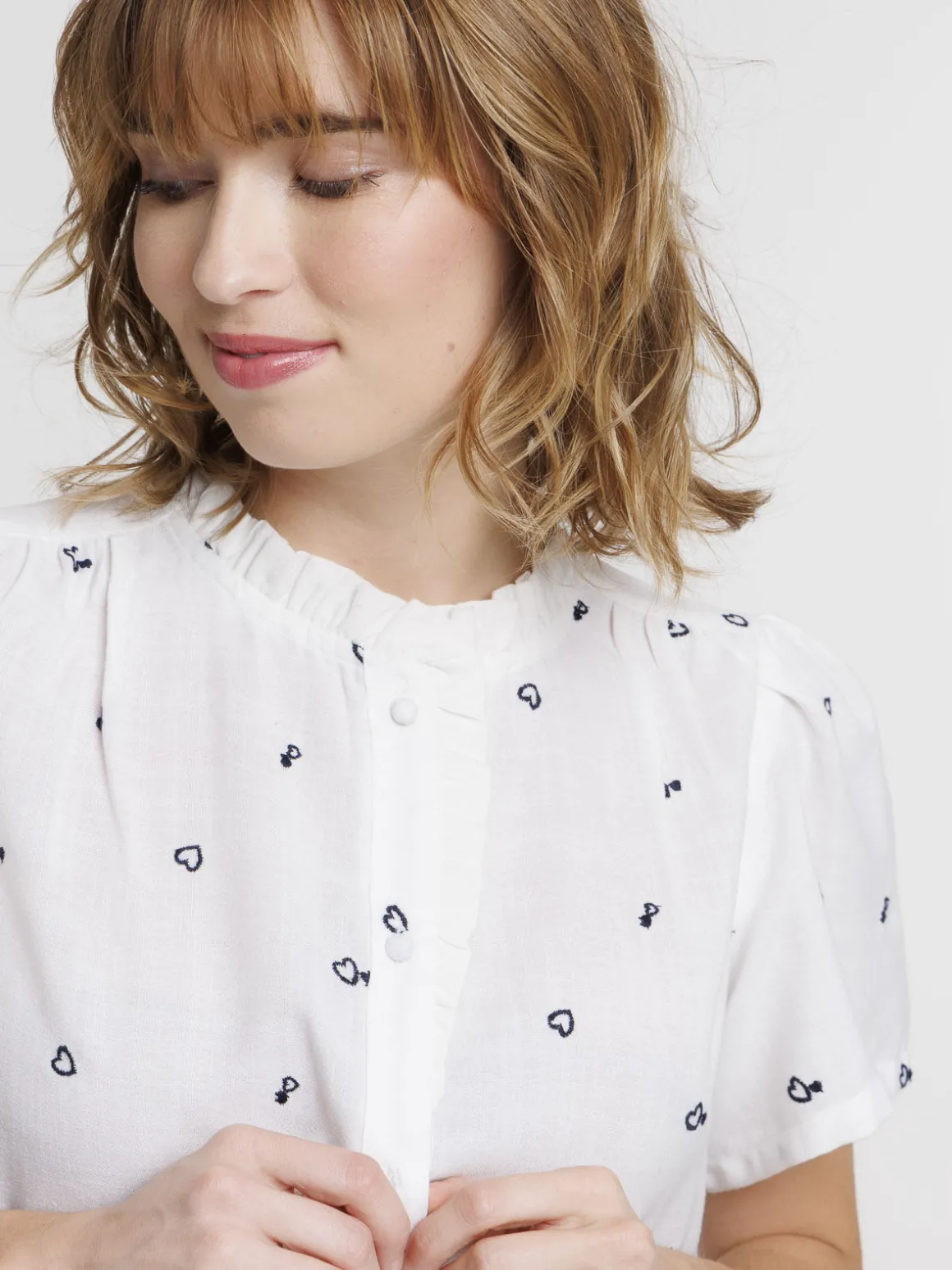 Chemise coeurs brodés femme