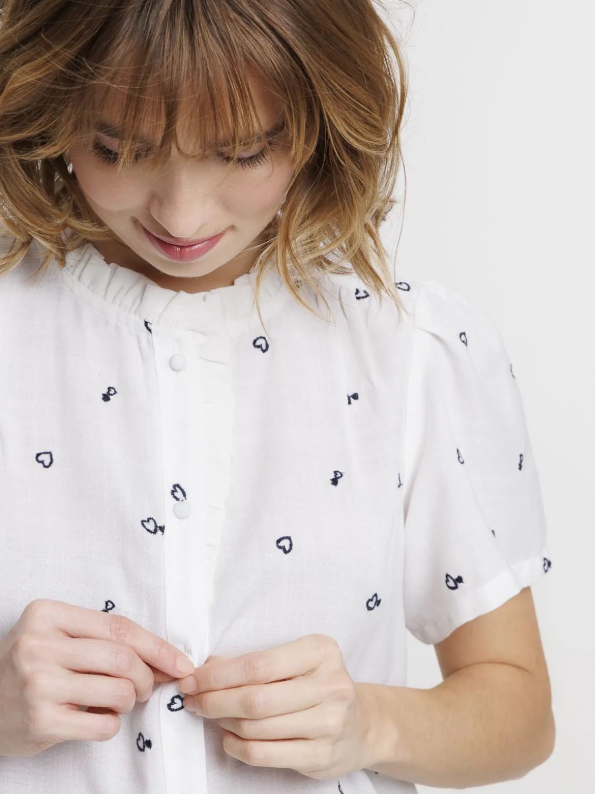 Chemise coeurs brodés femme