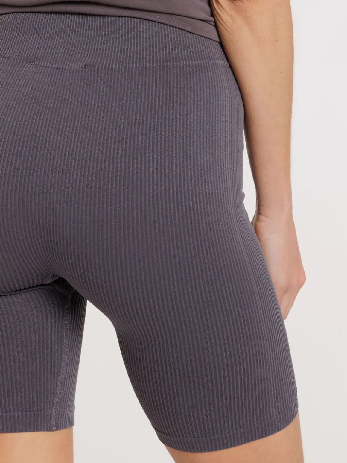 Cycliste de sport gris foncé femme