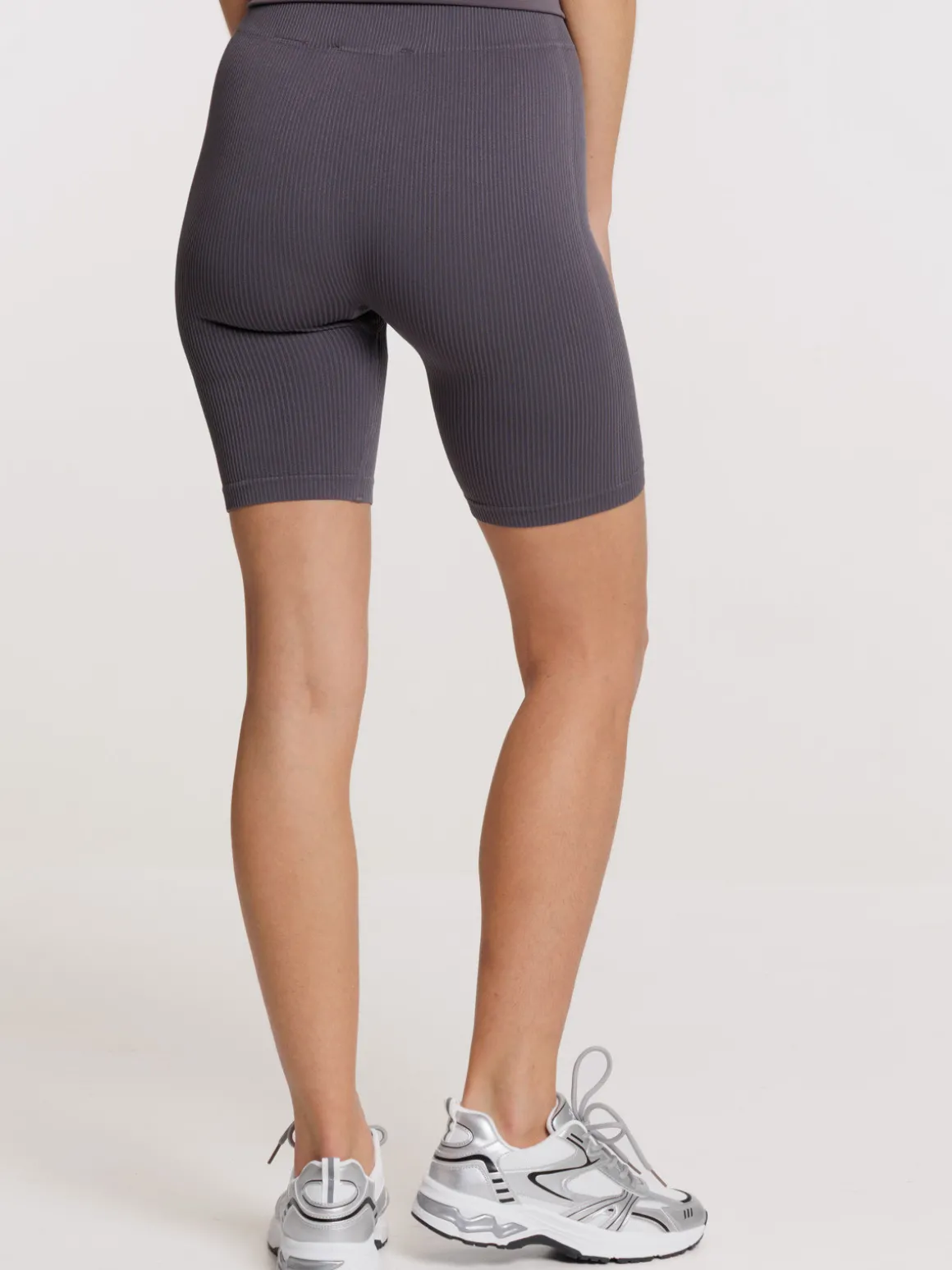 Cycliste de sport gris foncé femme