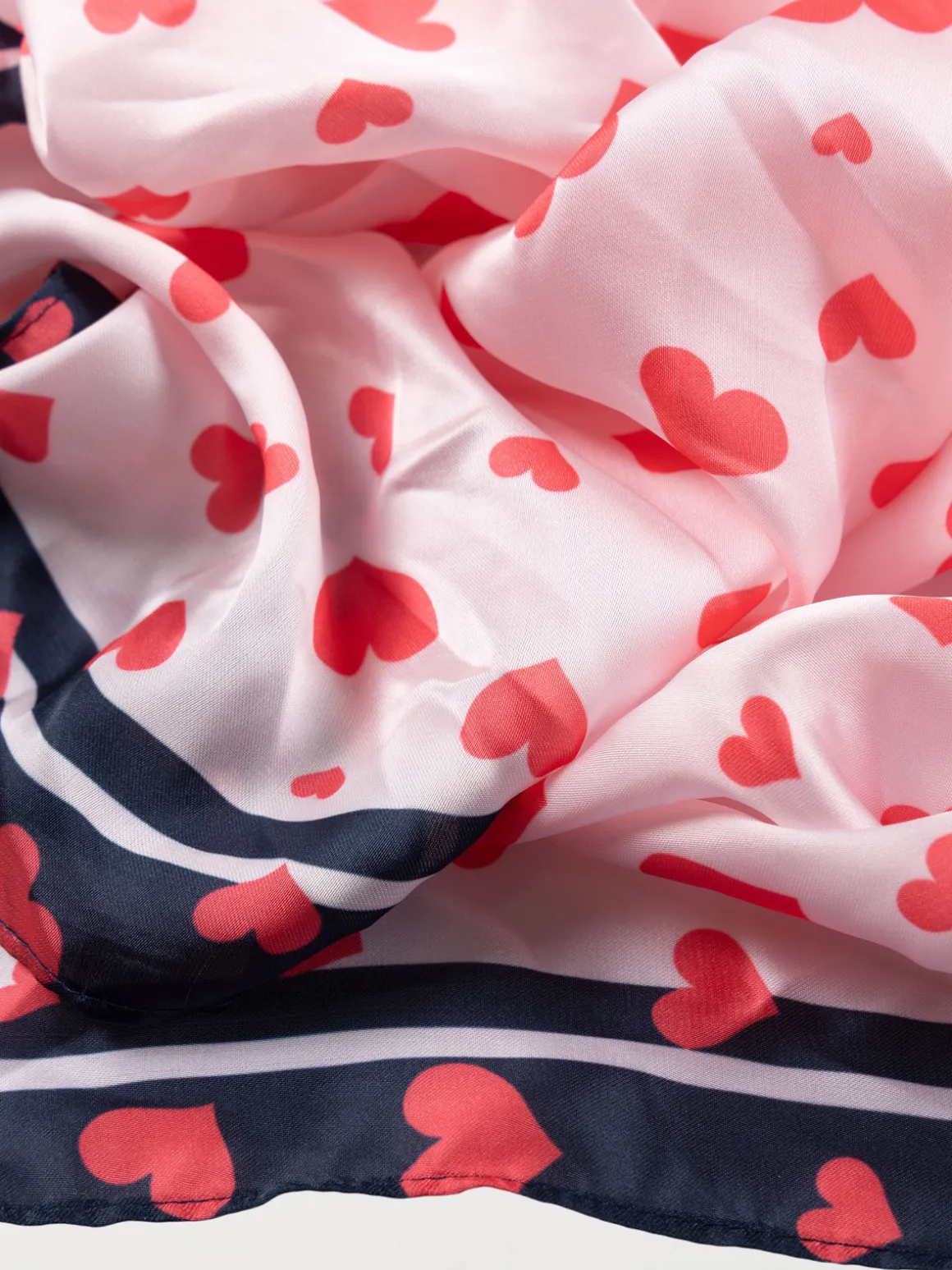 Foulard satiné coeurs rouges femme