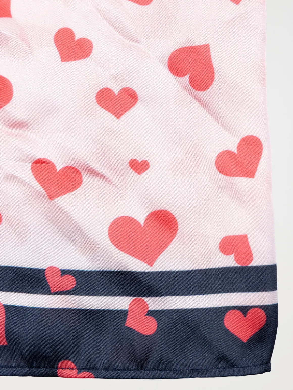 Foulard satiné coeurs rouges femme