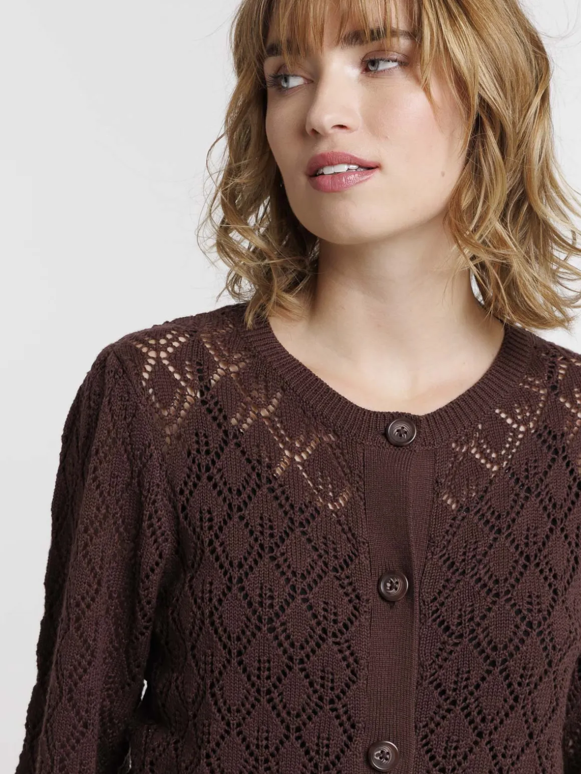 Gilet boutonné motifs ajourés femme