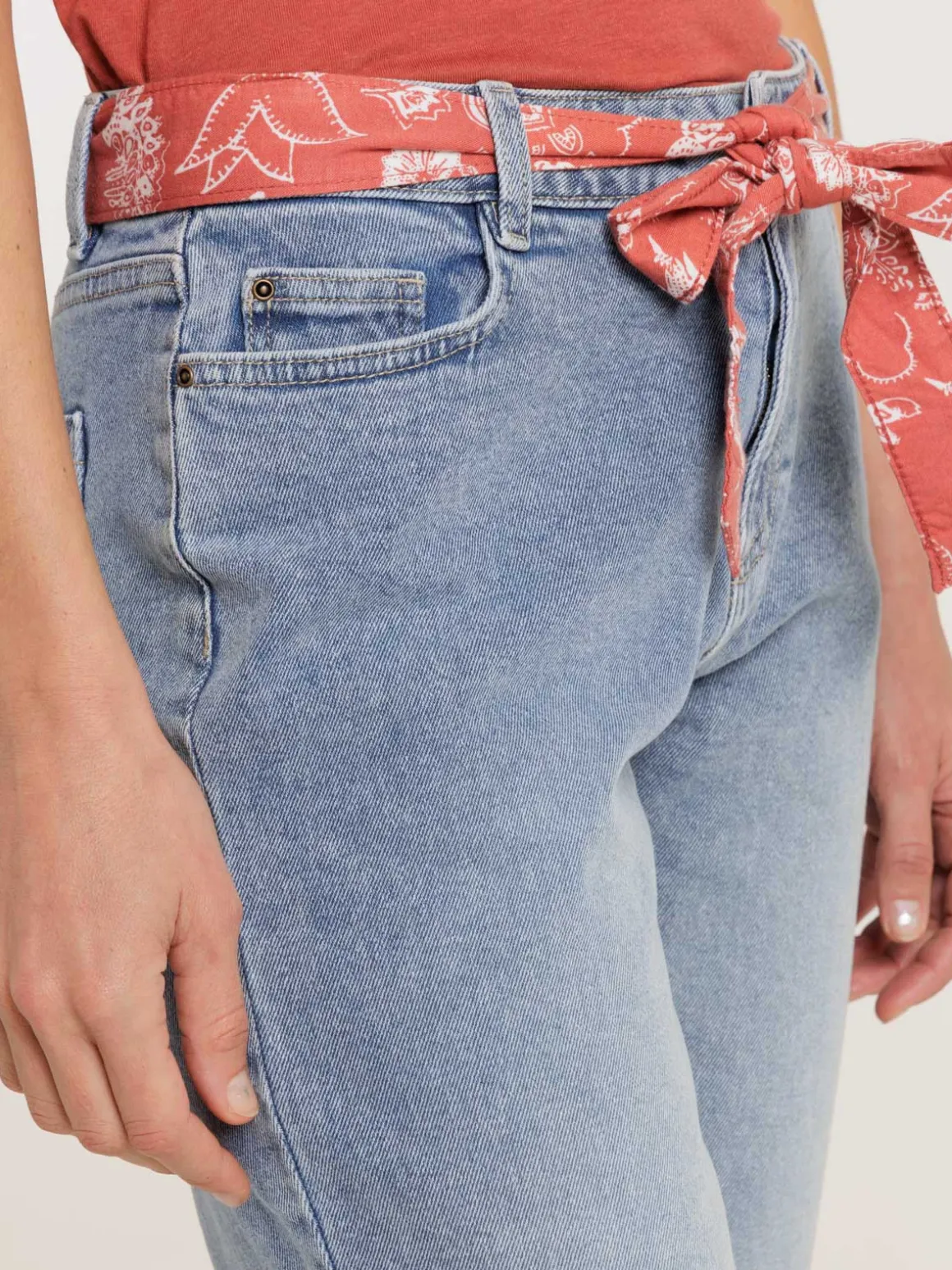 Jean mom double stone ceinturé femme