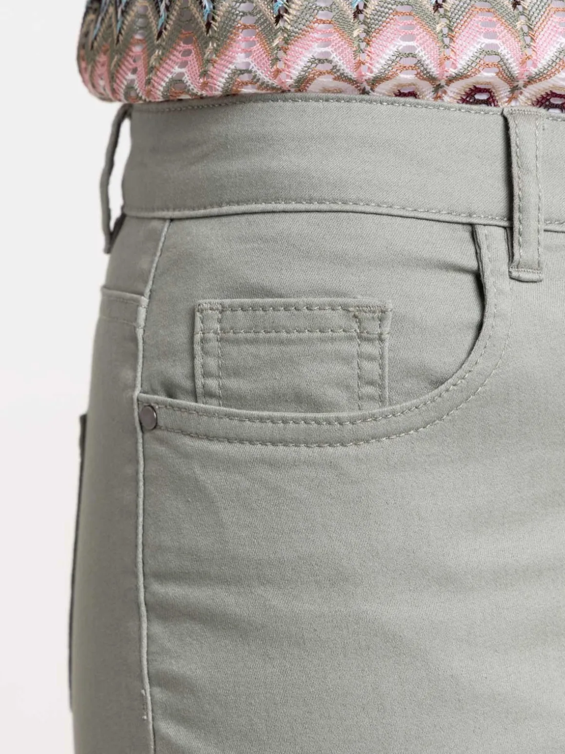 Pantacourt coloris vert grisé femme
