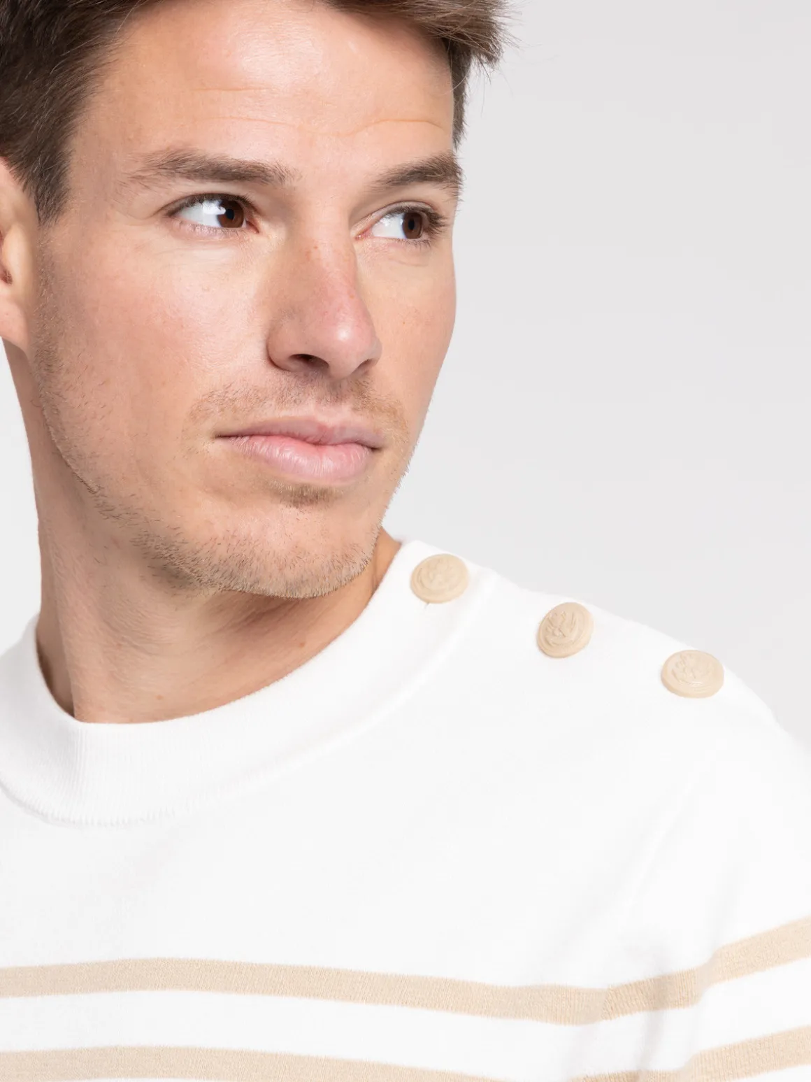 Pull rayé boutons épaule homme