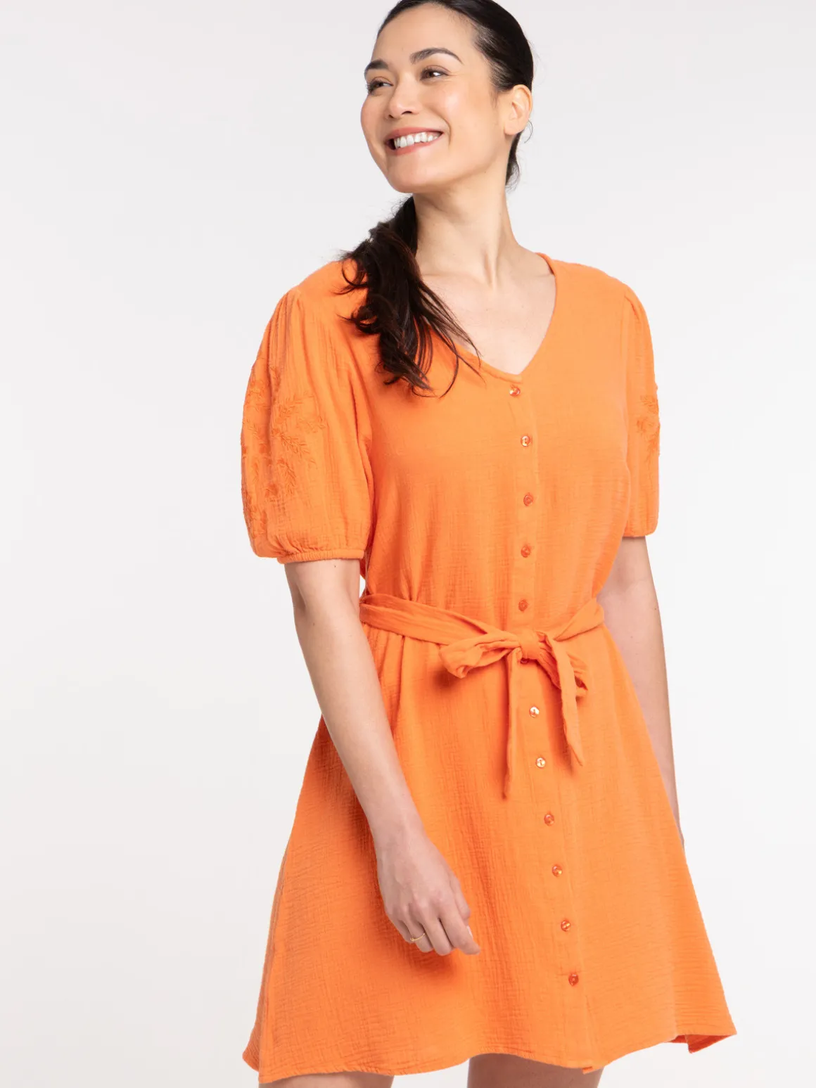 Robe courte broderies manches femme