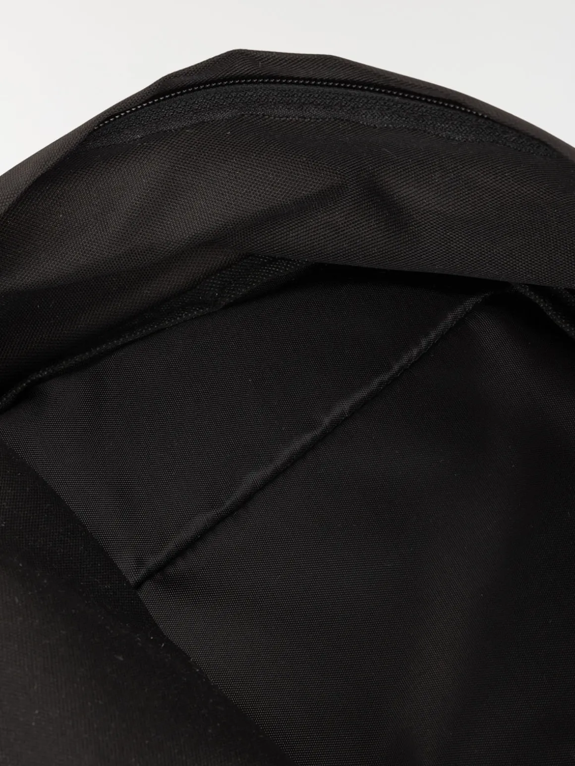 Sac à dos noir poche avant zippé