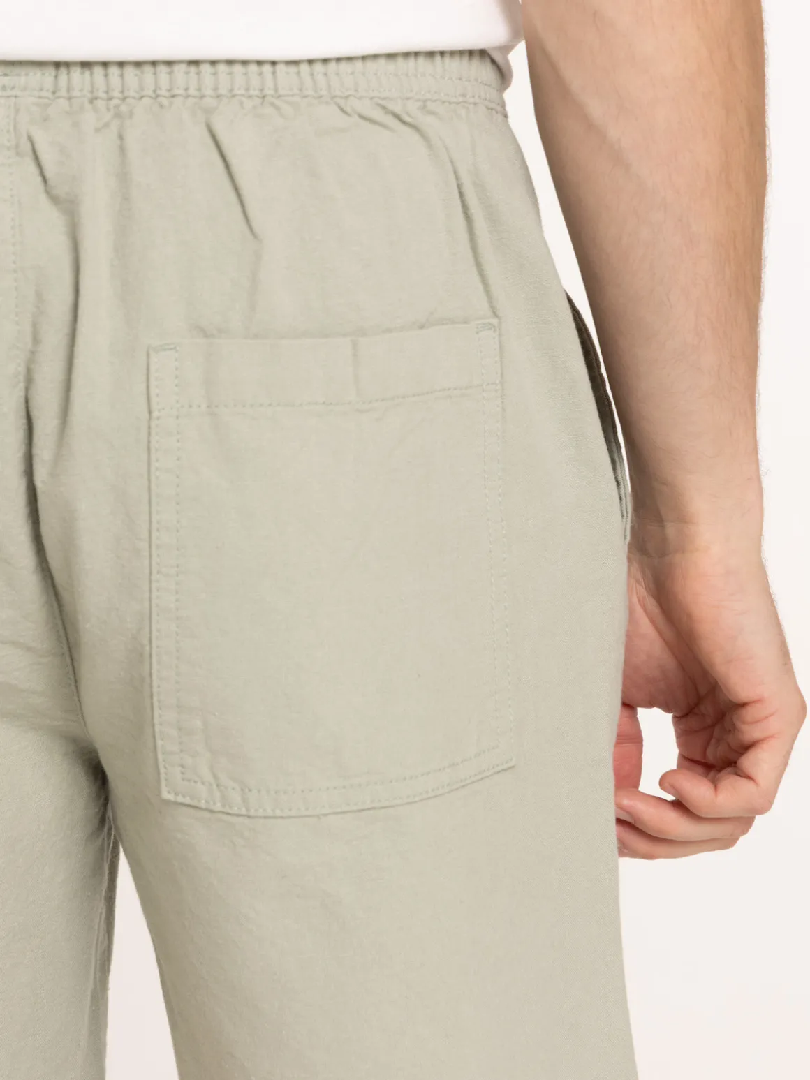 Short coloris sauge homme