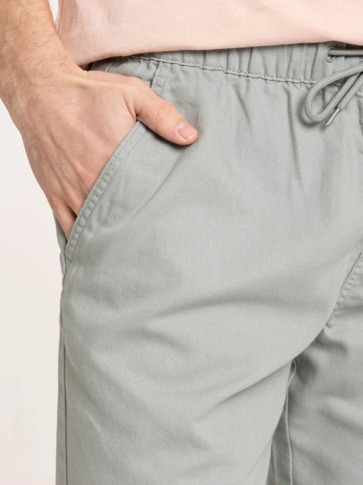 Short coloris vert froid homme