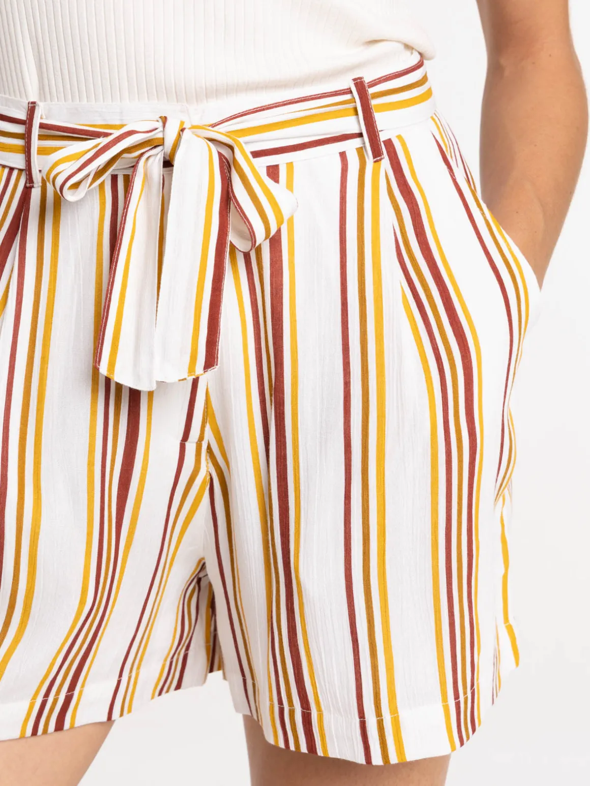 Short rayé avec ceinture à nouer femme