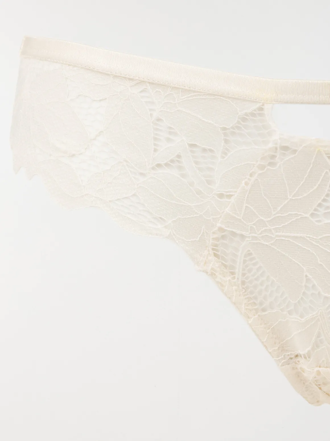 Tanga dentelle milky femme (S-XL)