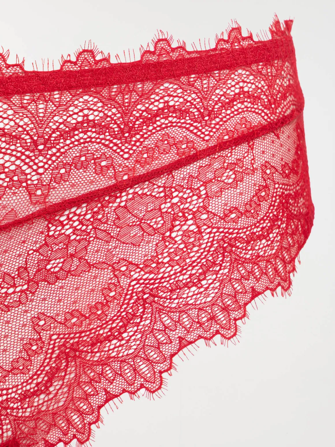 Tanga dentelle rouge grande taille femme