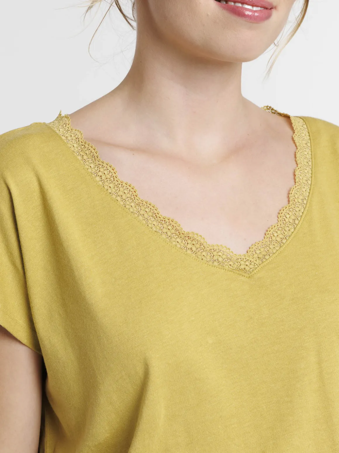 Tee-shirt col V dentelle olivette femme