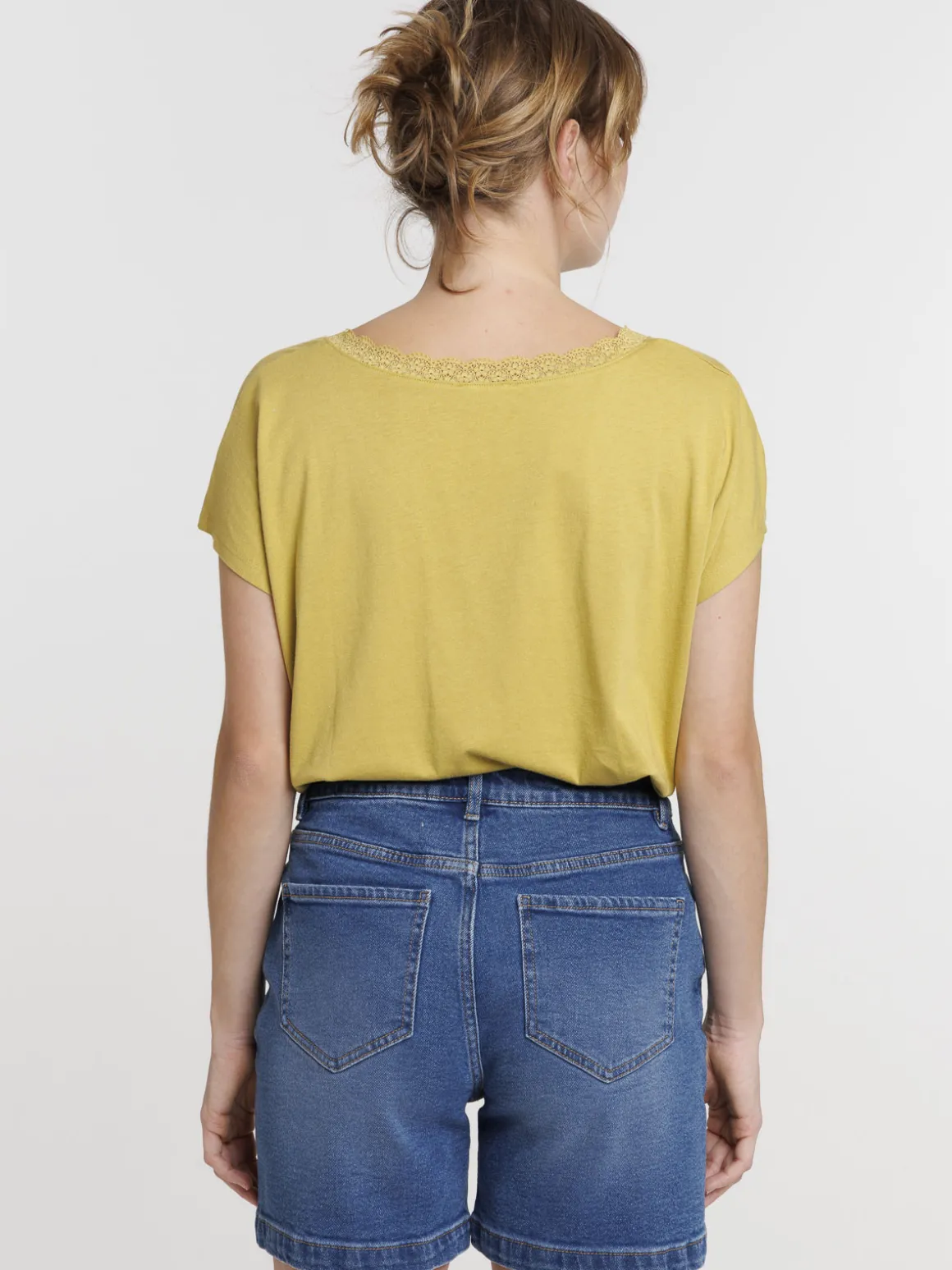 Tee-shirt col V dentelle olivette femme