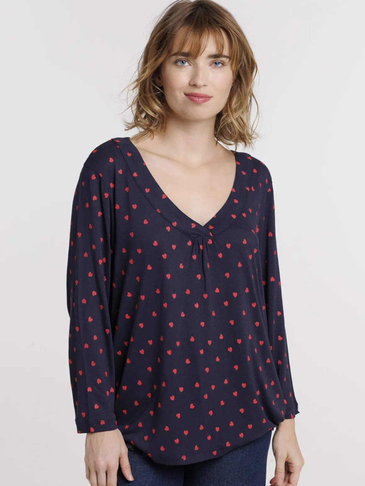 T-shirt col V motif coeur femme