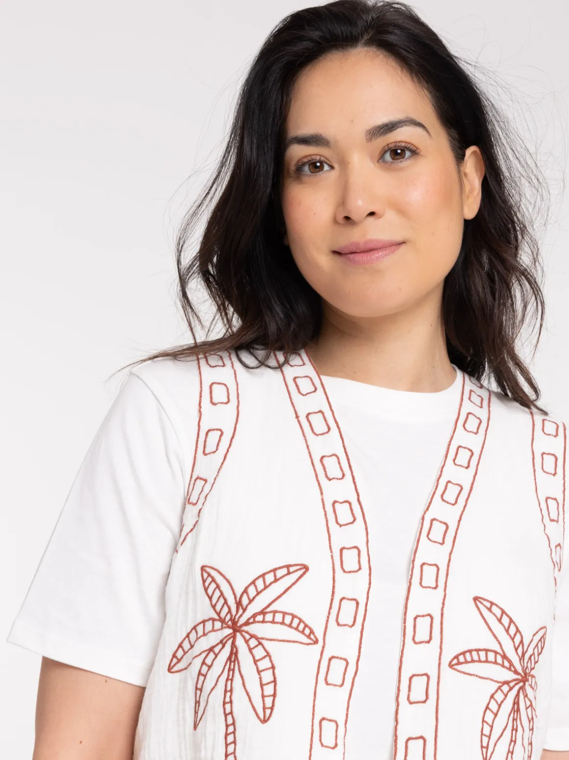 Veste brodée sans manches femme